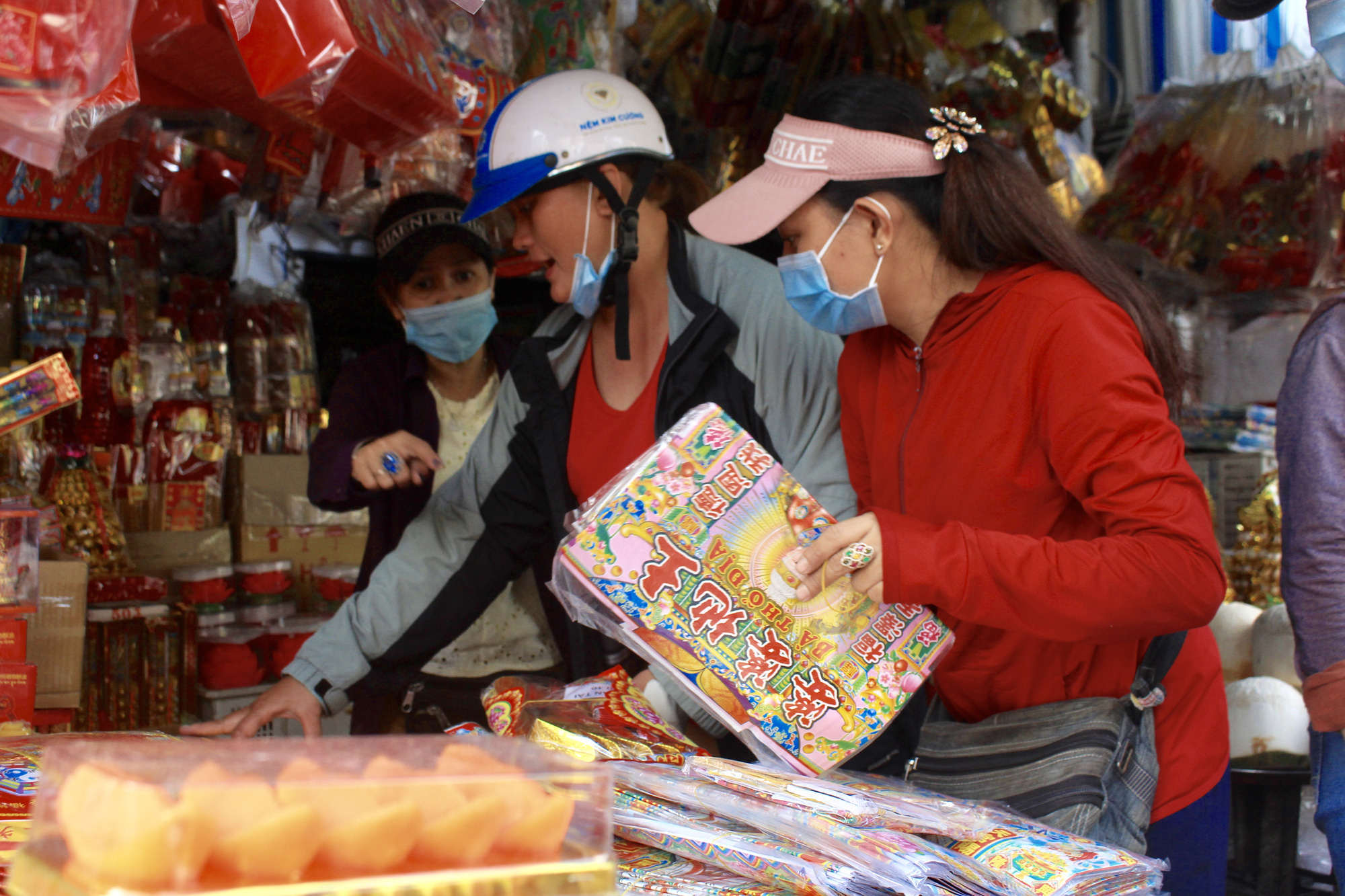 TP.HCM: Bán cả nghìn viên bánh trôi cúng đưa ông Táo trong tích tắc, vàng mã vắng khách - Ảnh 2.