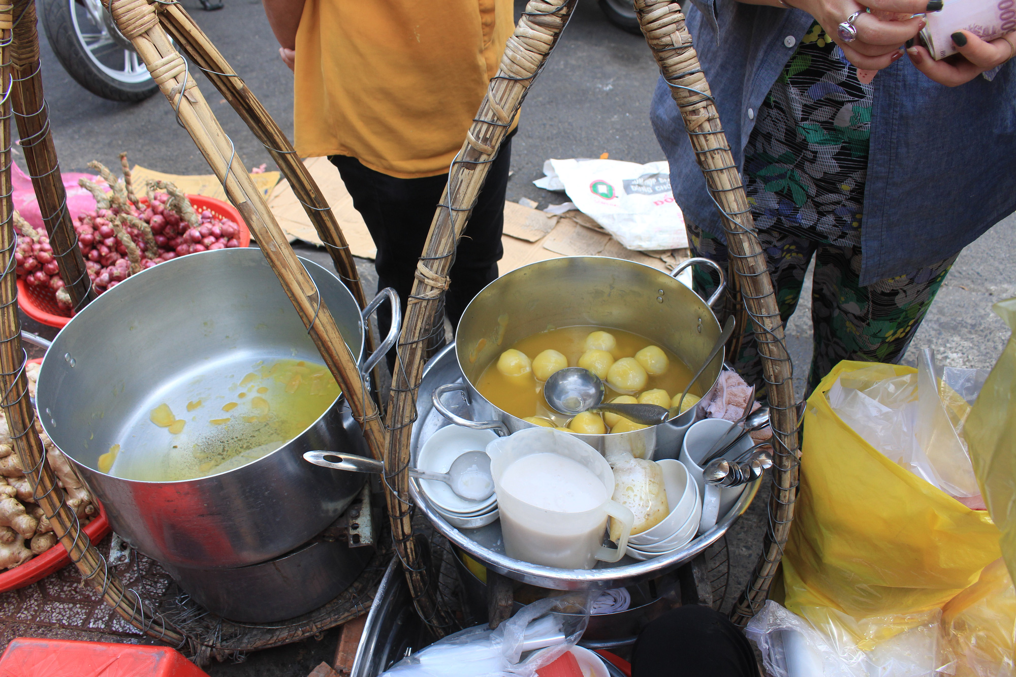 TP.HCM: Bán cả nghìn viên bánh trôi cúng đưa ông Táo trong tích tắc, vàng mã vắng khách - Ảnh 6.