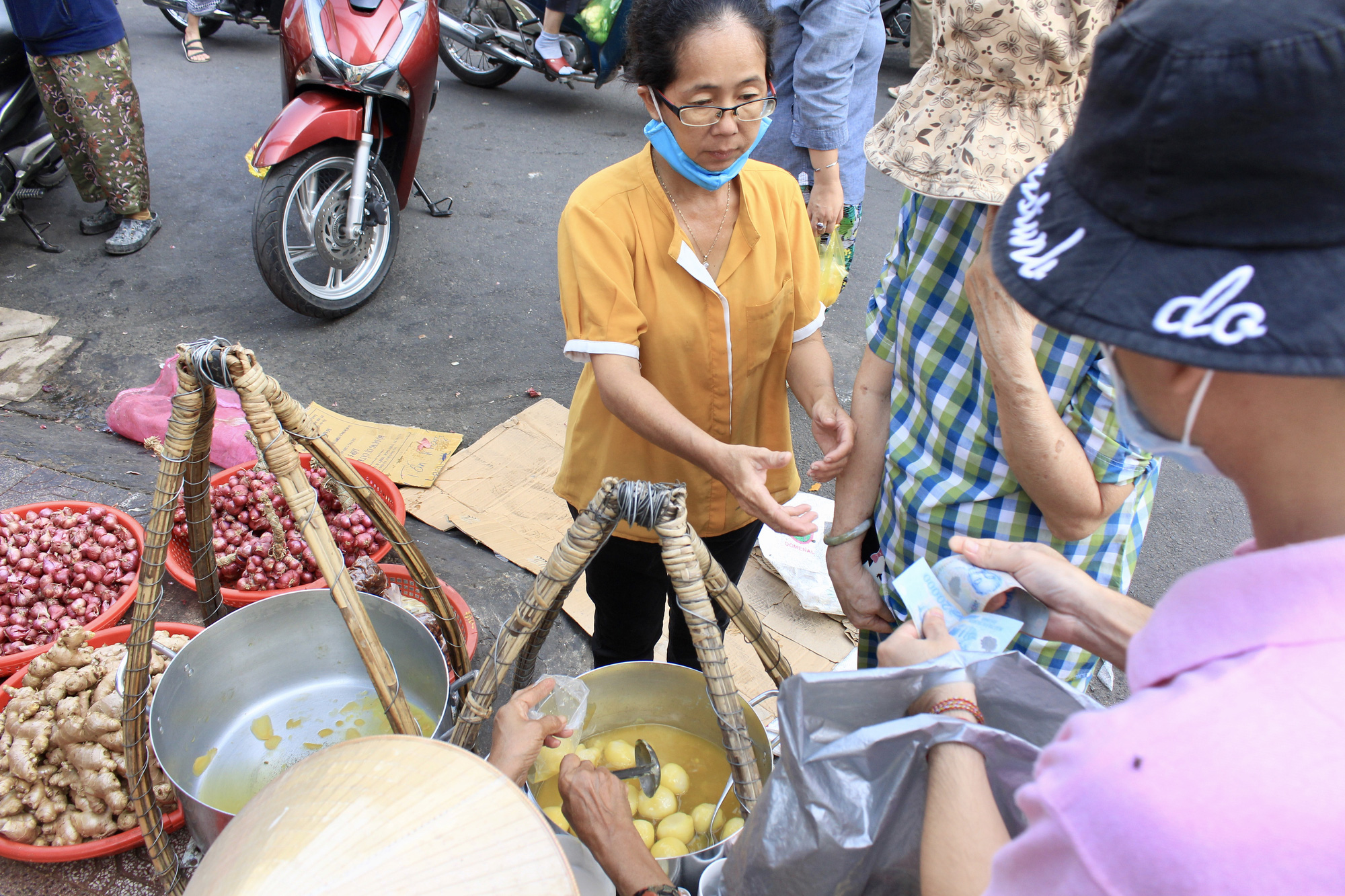 TP.HCM: Bán cả nghìn viên bánh trôi cúng đưa ông Táo trong tích tắc, vàng mã vắng khách - Ảnh 7.