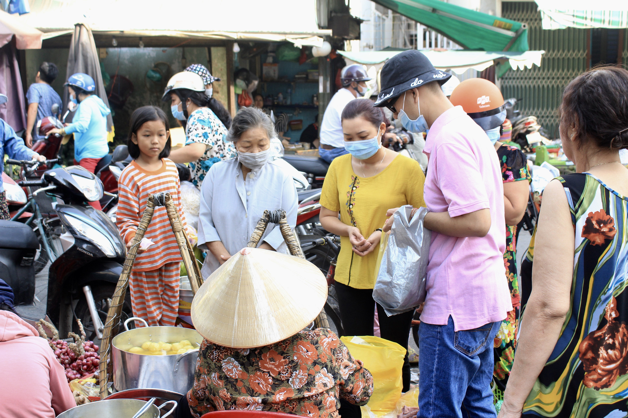 TP.HCM: Bán cả nghìn viên bánh trôi cúng đưa ông Táo trong tích tắc, vàng mã vắng khách - Ảnh 5.