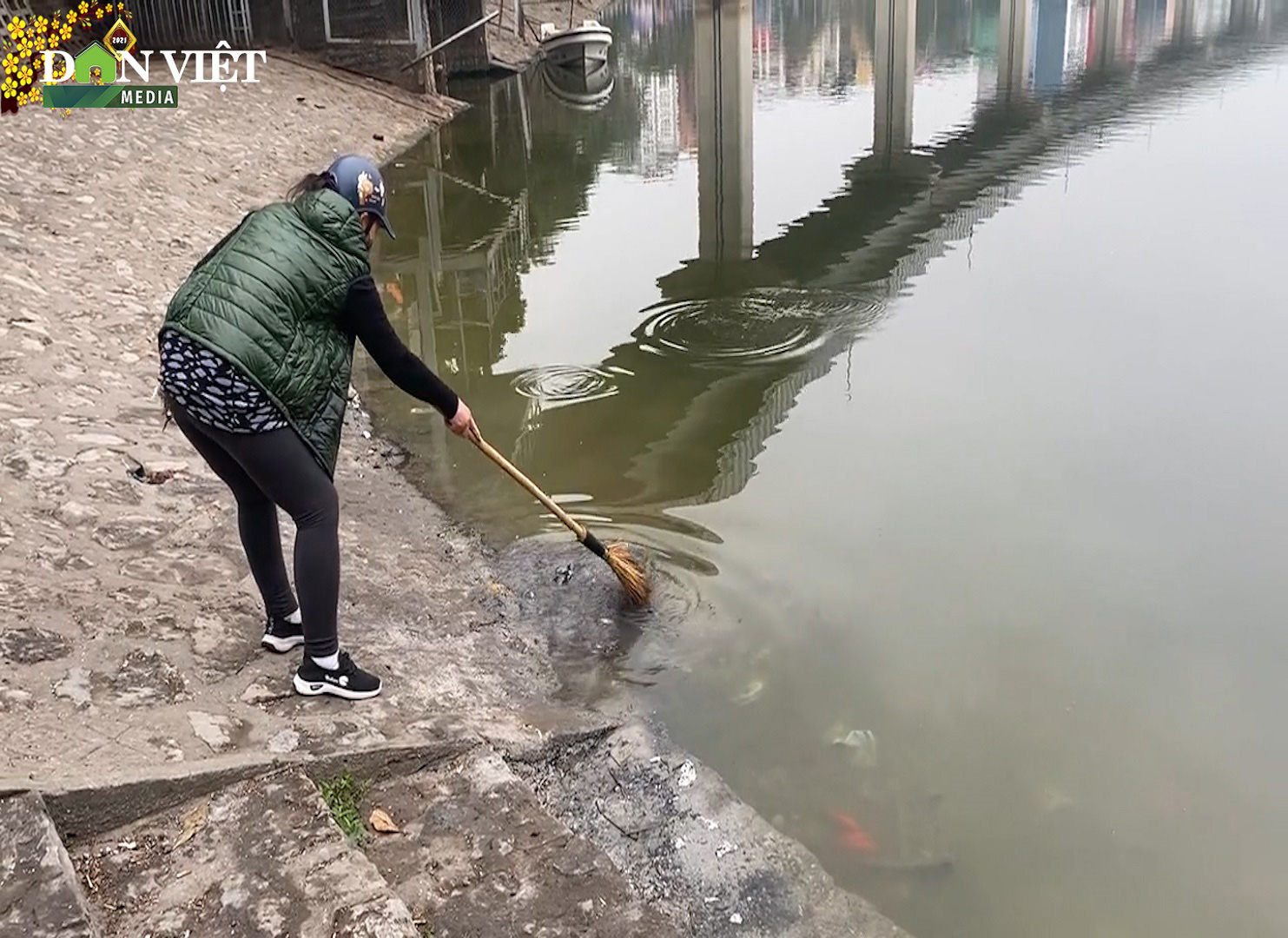 Hà Nội: Người dân đeo khẩu trang thả cá chép vàng tiễn ông Công, ông Táo về trời - Ảnh 8.