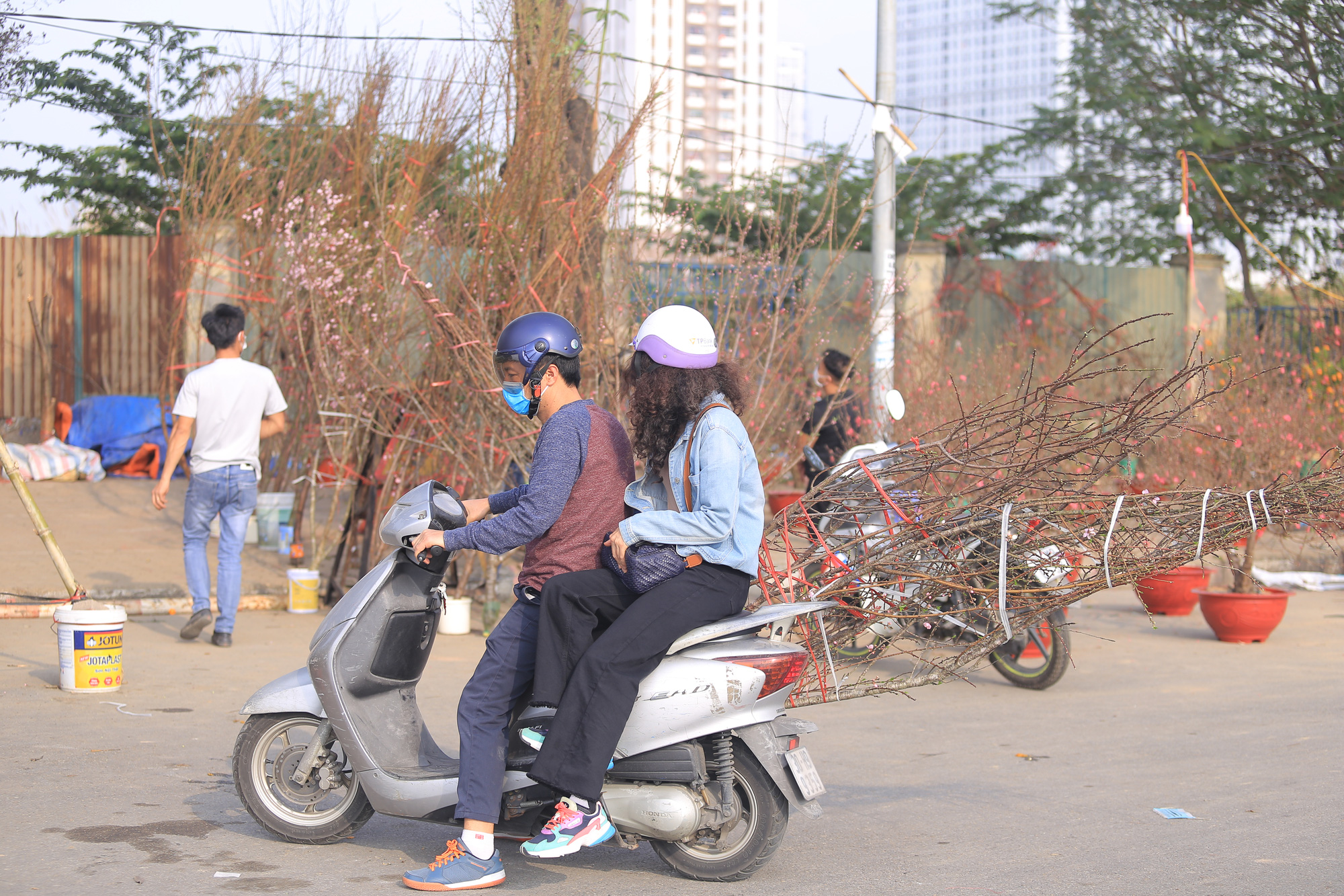 Quất, đào treo biển đồng giá, “sale sập sàn” ngày cận Tết vẫn vắng bóng người mua: &quot;Dịch Covid-19 nên kinh doanh ế ẩm lắm&quot; - Ảnh 2.