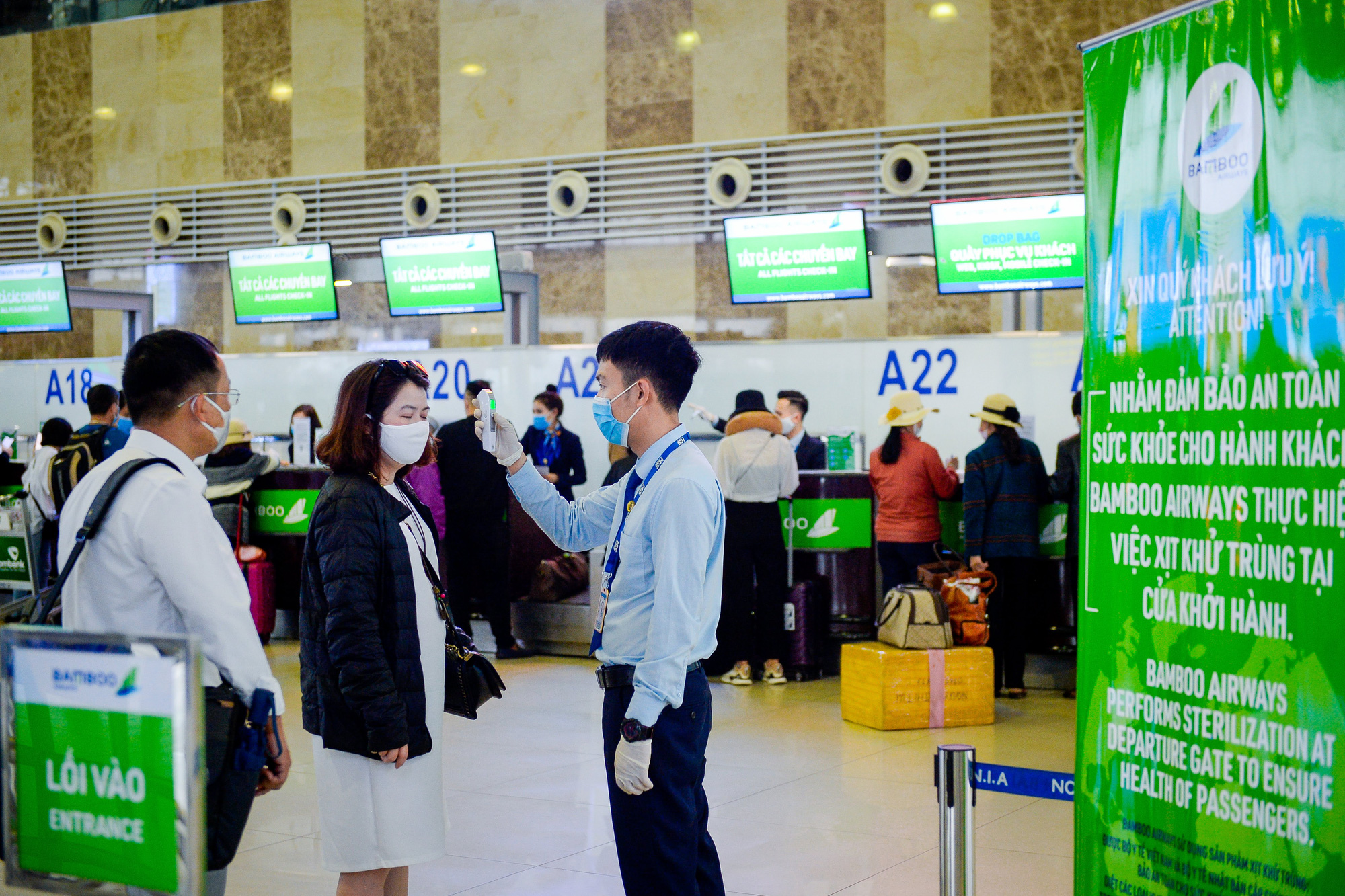 Hưởng lợi từ chính sách phòng dịch của Chính phủ, hành khách đổ xô đi mua vé bay ngày giáp Tết - Ảnh 1.