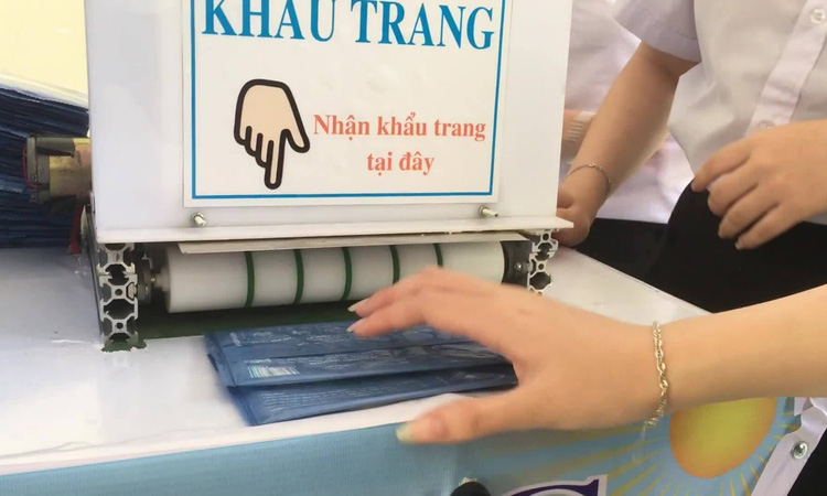 Hai nữ sinh THPT chế tạo &quot;ATM phòng dịch&quot; - Ảnh 4.