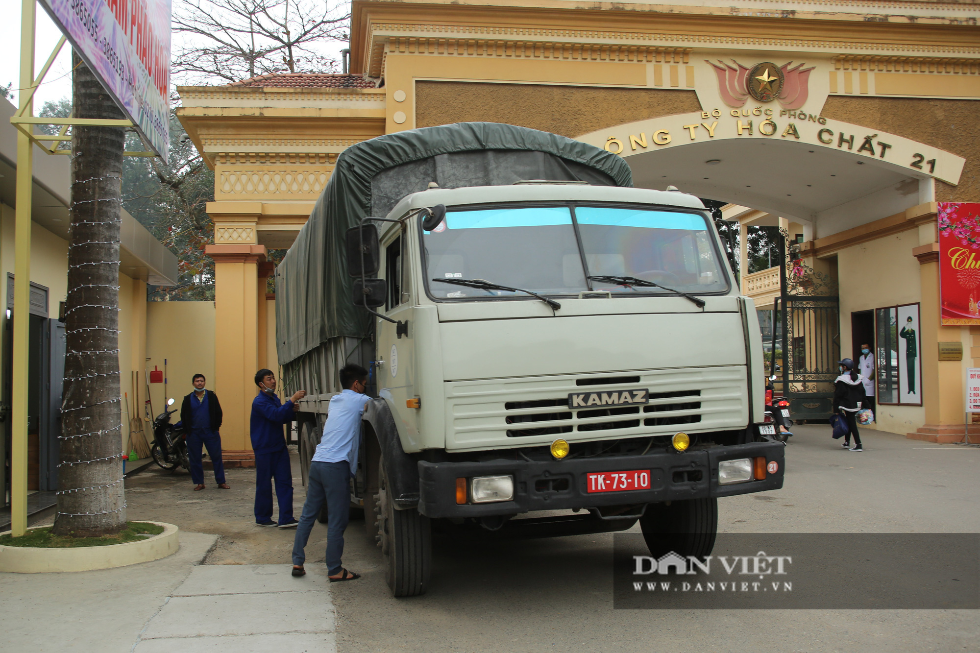 Người dân háo hức mua cả thùng pháo hoa về chơi Tết 2021 - Ảnh 10.