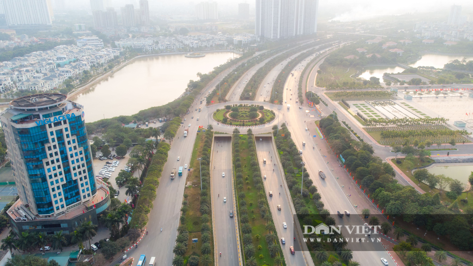 Giao thông Hà Nội thông thoáng, bến xe vắng vẻ chưa từng thấy - Ảnh 3.