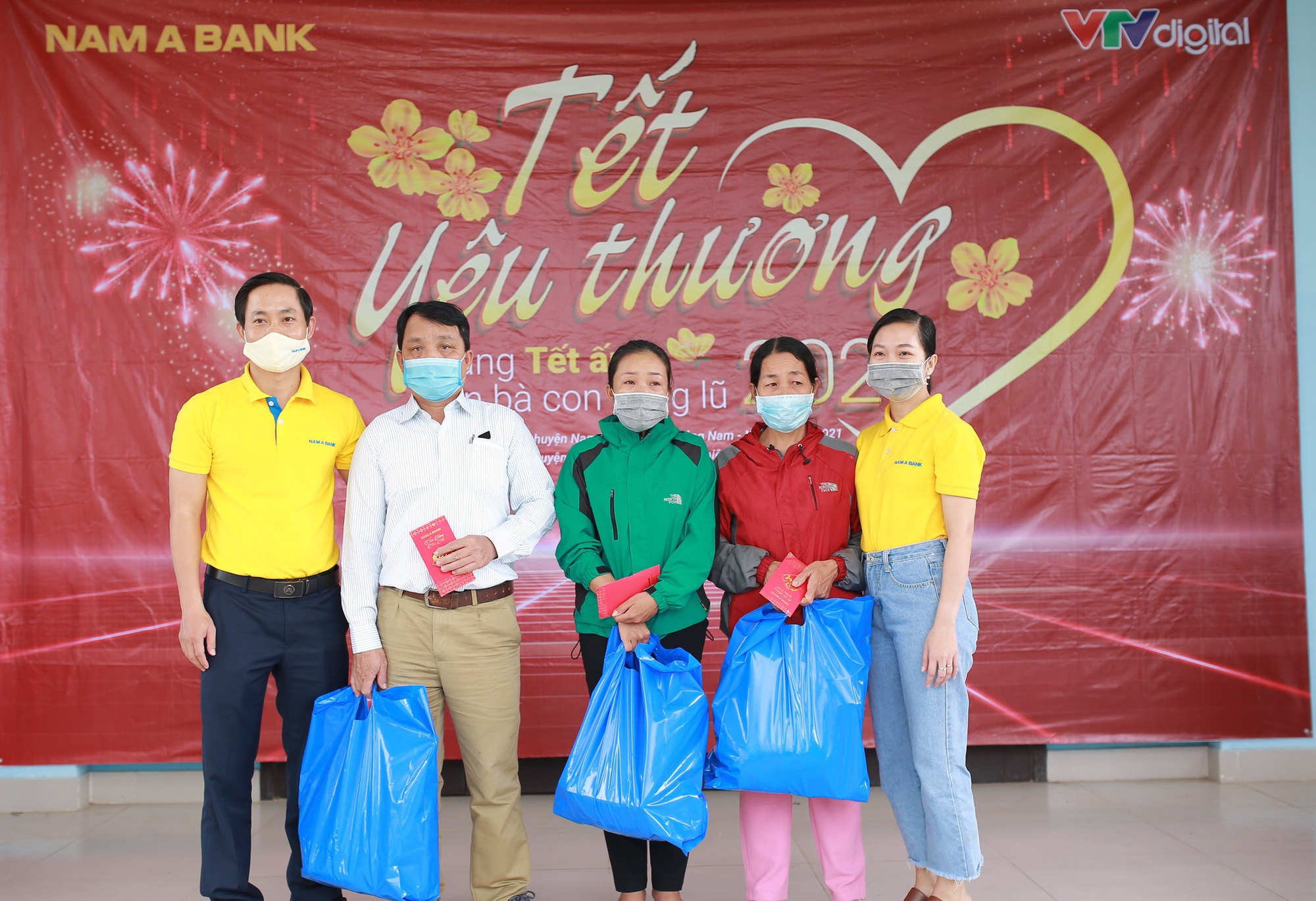 Nam A Bank mang Tết ấm đến với bà con vùng lũ tại Trà Leng và Rào Trăng - Ảnh 3.