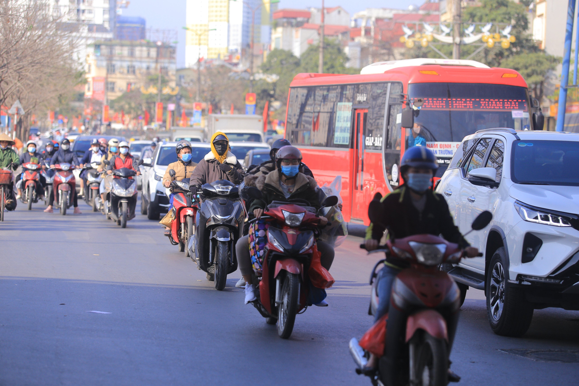 Cảnh bến xe đìu hiu ngày giáp Tết, tài xế ngán ngẩm: “Tôi chạy xe 37 năm, chưa năm nào vắng khách như vậy” - Ảnh 16.