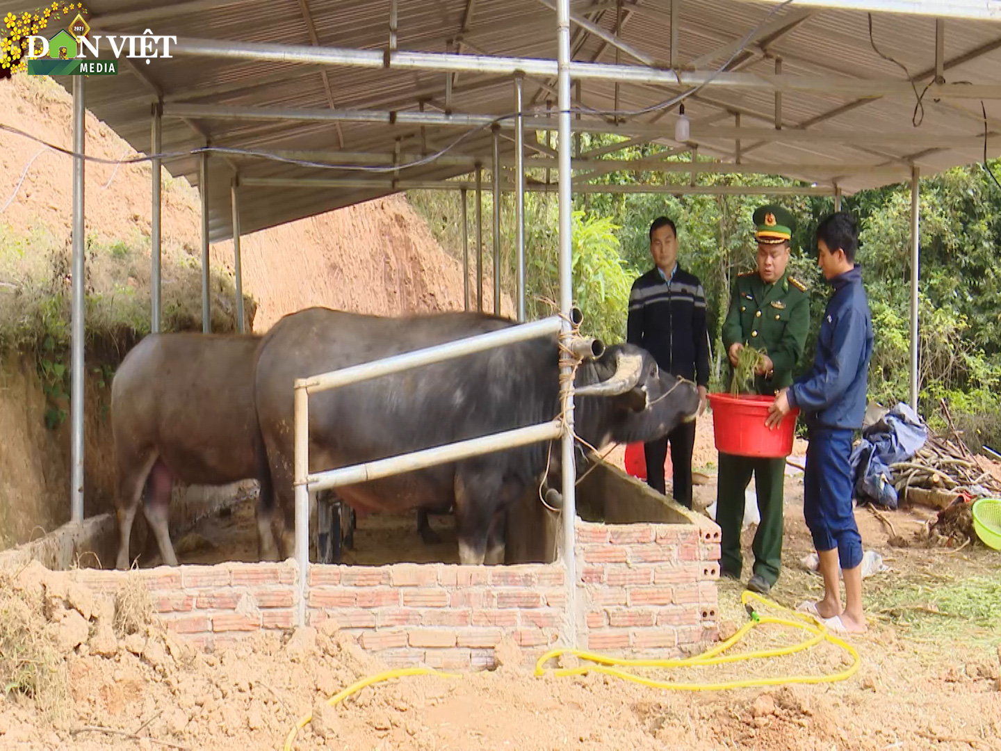 Người lính quân hàm xanh trong đồng bào nơi biên cương - Ảnh 3.