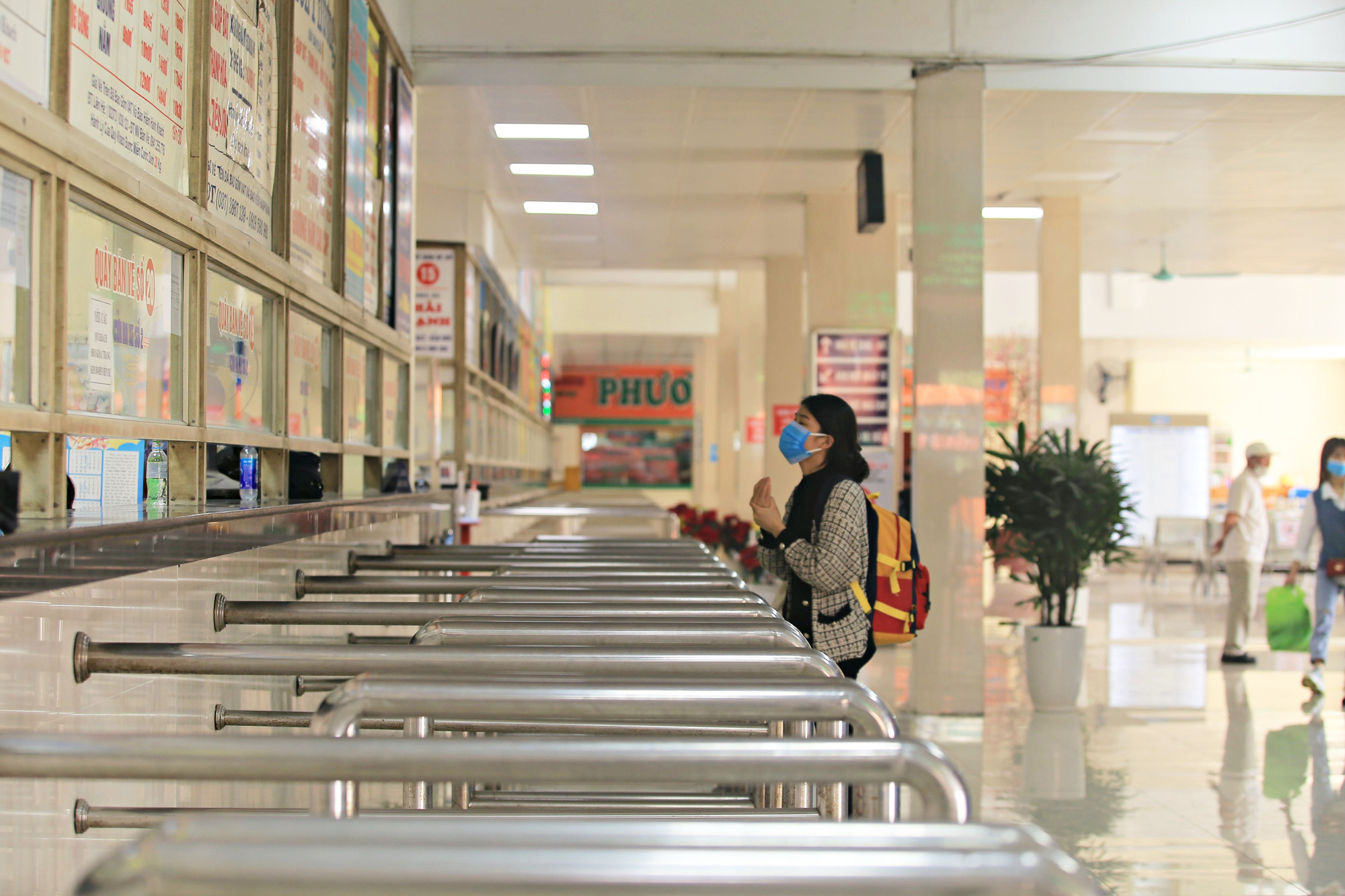 Cảnh bến xe đìu hiu ngày giáp Tết, tài xế ngán ngẩm: “Tôi chạy xe 37 năm, chưa năm nào vắng khách như vậy” - Ảnh 3.