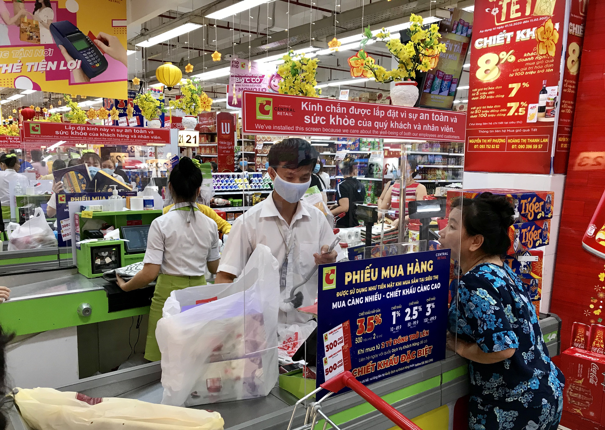 TP.HCM: Siêu thị đông kín ngày Chủ nhật cuối cùng của năm, khách đeo khẩu trang kín mít - Ảnh 13.