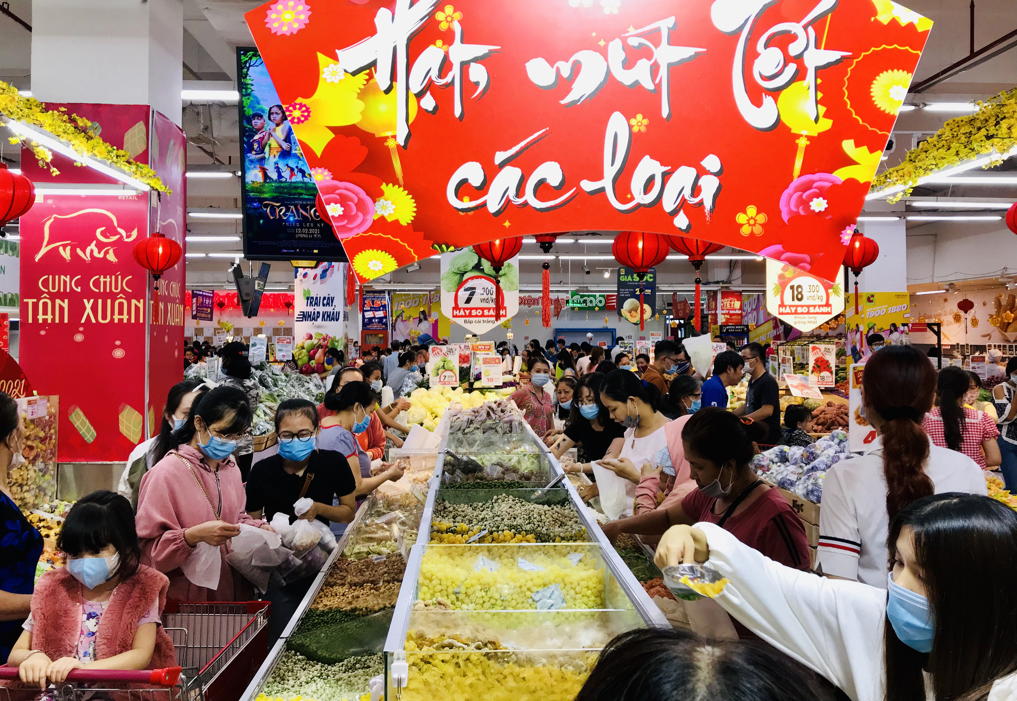 TP.HCM: Siêu thị đông kín ngày Chủ nhật cuối cùng của năm, khách đeo khẩu trang kín mít - Ảnh 3.