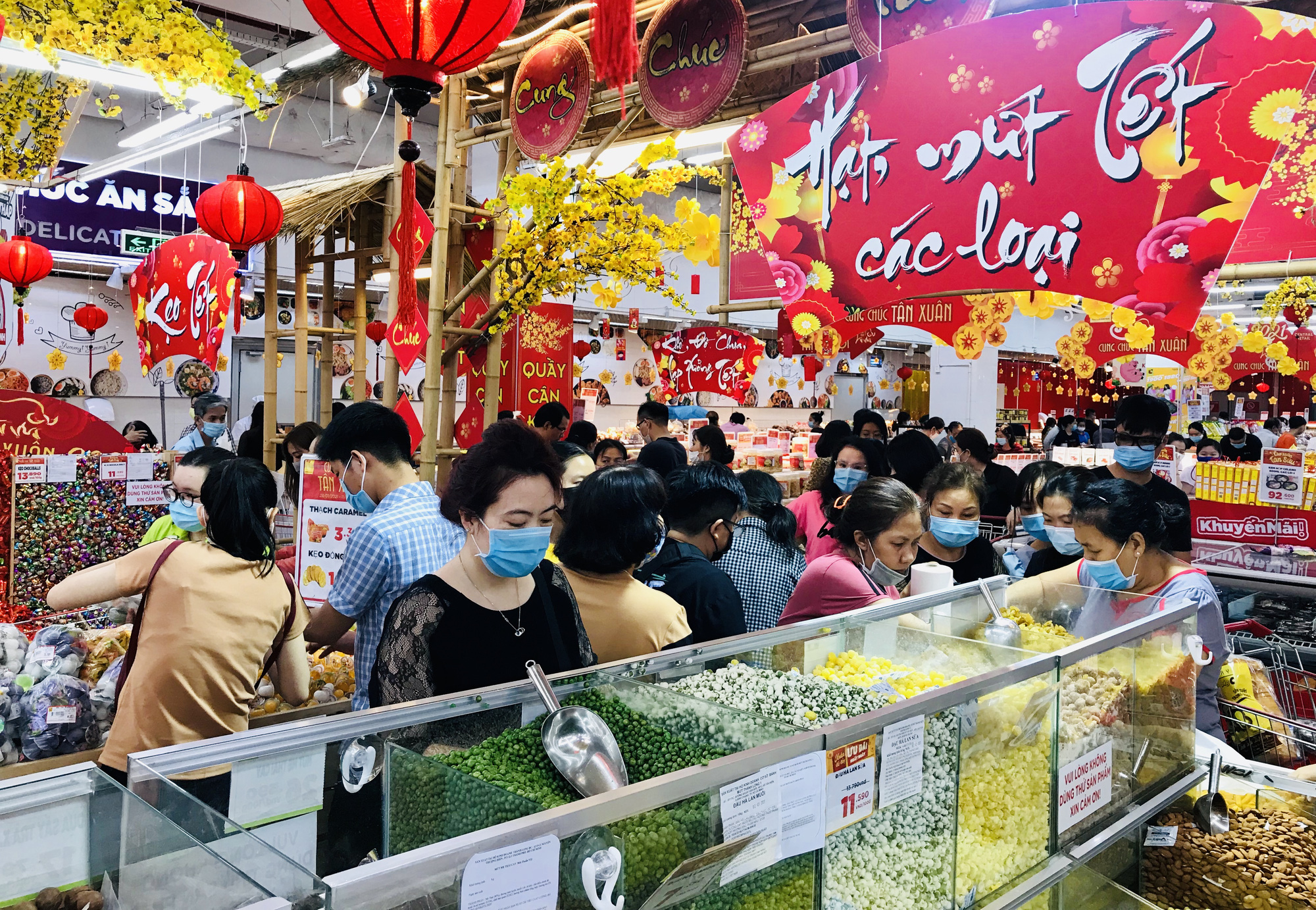 TP.HCM: Siêu thị đông kín ngày Chủ nhật cuối cùng của năm, khách đeo khẩu trang kín mít - Ảnh 1.