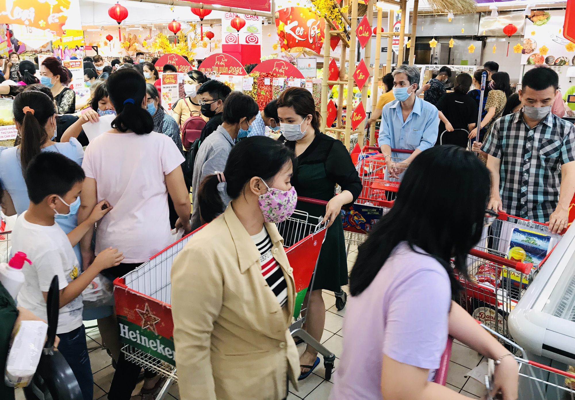 TP.HCM: Siêu thị đông kín ngày Chủ nhật cuối cùng của năm, khách đeo khẩu trang kín mít - Ảnh 2.