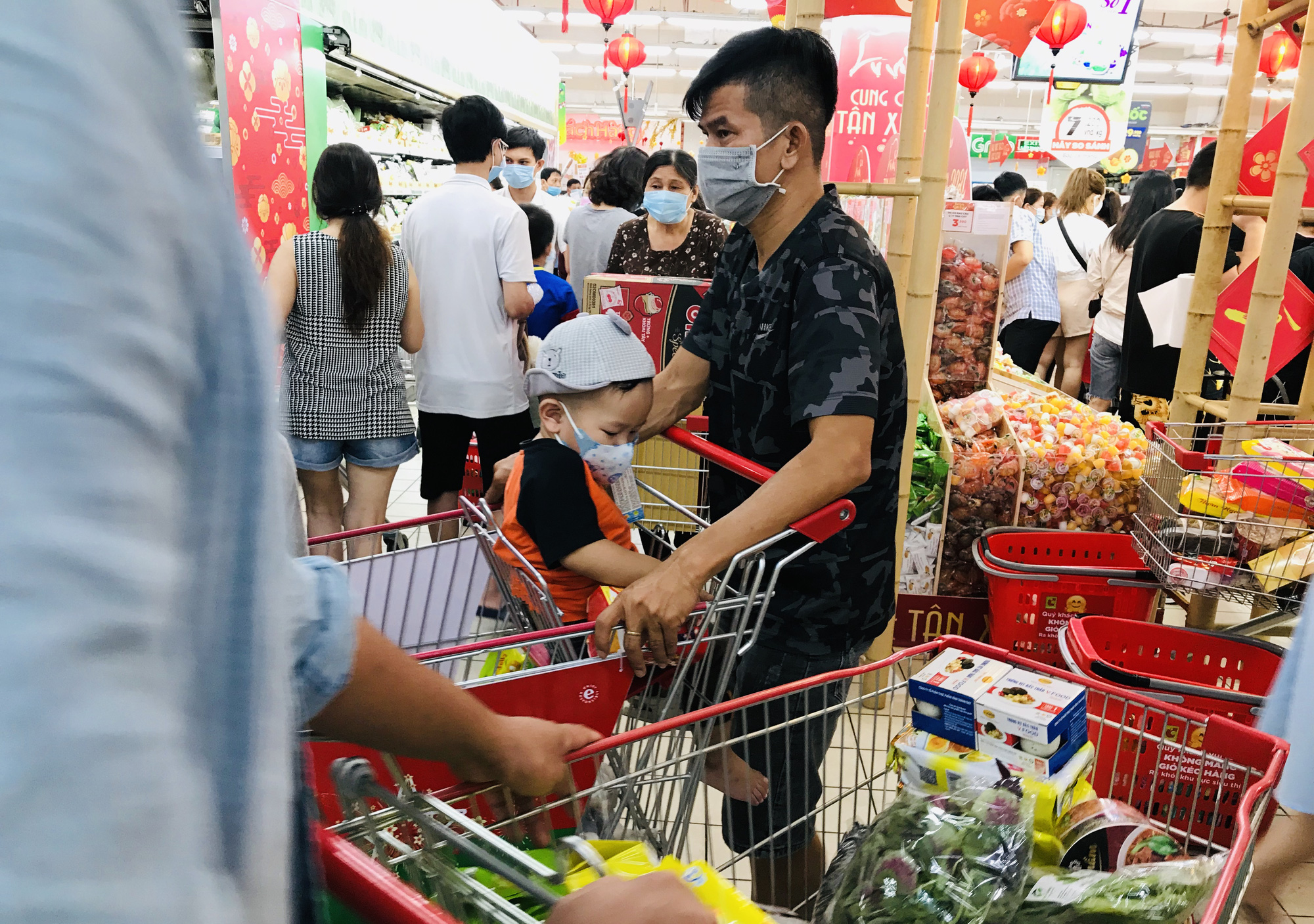 TP.HCM: Siêu thị đông kín ngày Chủ nhật cuối cùng của năm, khách đeo khẩu trang kín mít - Ảnh 9.