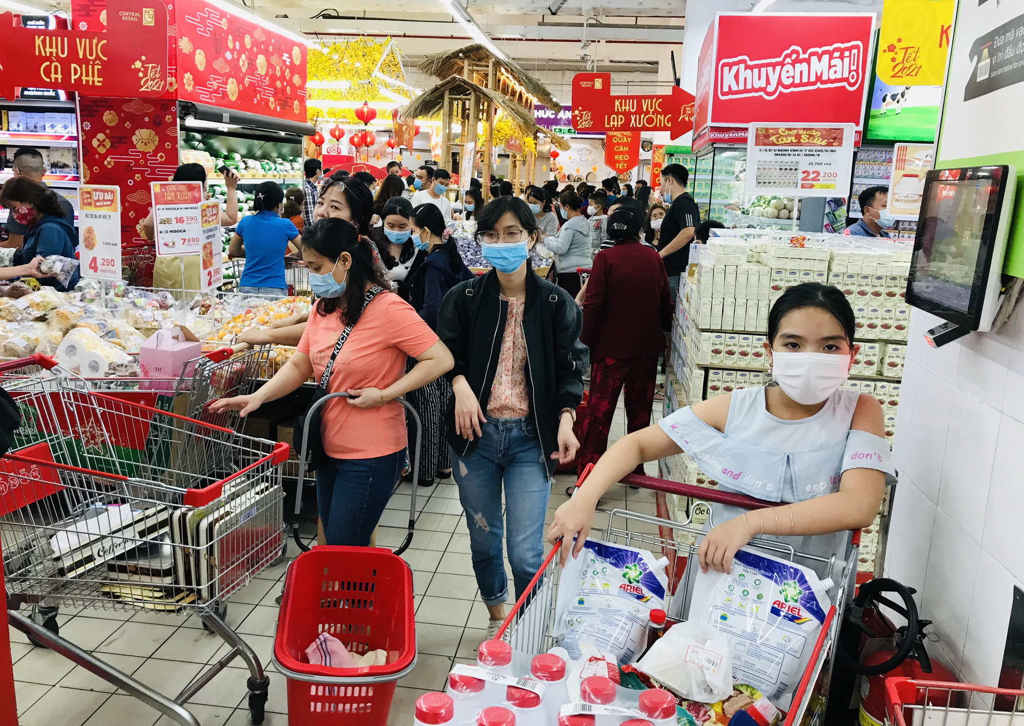 TP.HCM: Siêu thị đông kín ngày Chủ nhật cuối cùng của năm, khách đeo khẩu trang kín mít - Ảnh 8.
