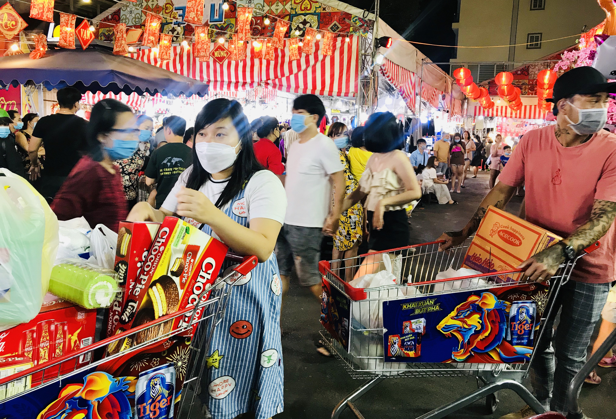 TP.HCM: Siêu thị đông kín ngày Chủ nhật cuối cùng của năm, khách đeo khẩu trang kín mít - Ảnh 12.