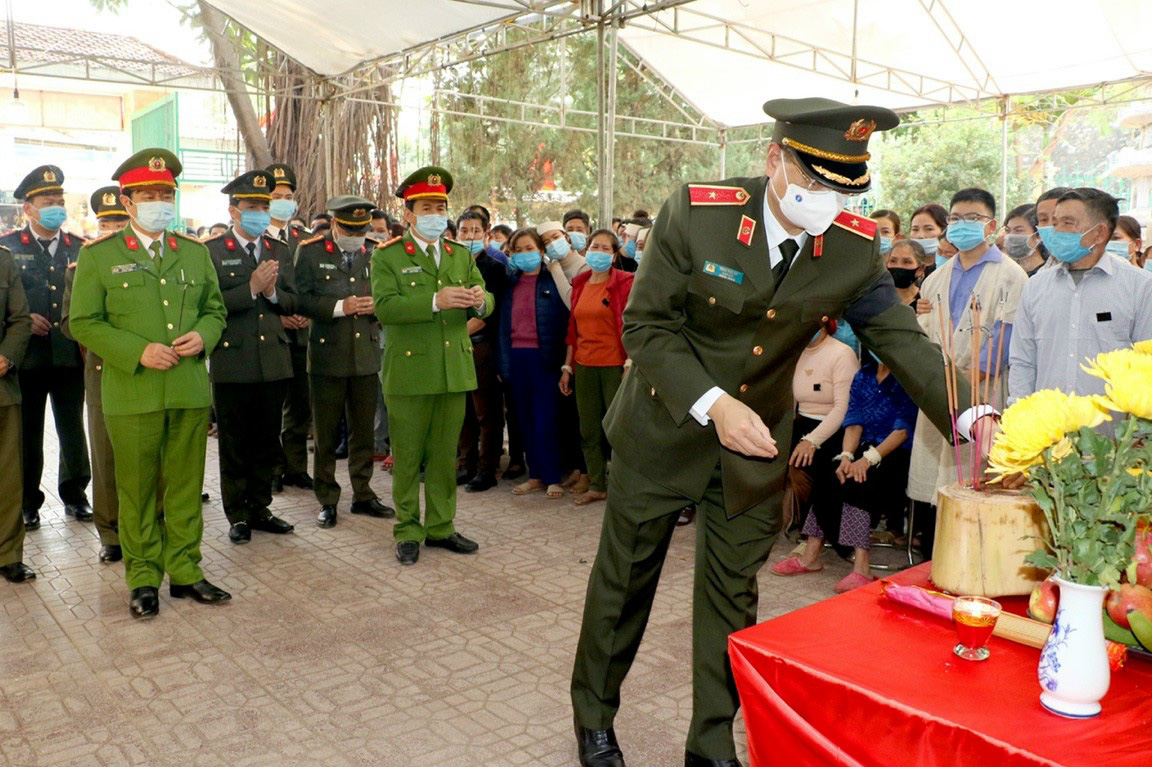 Gia cảnh khó khăn của thiếu tá công an hy sinh khi truy bắt tội phạm buôn bán ma túy - Ảnh 2.