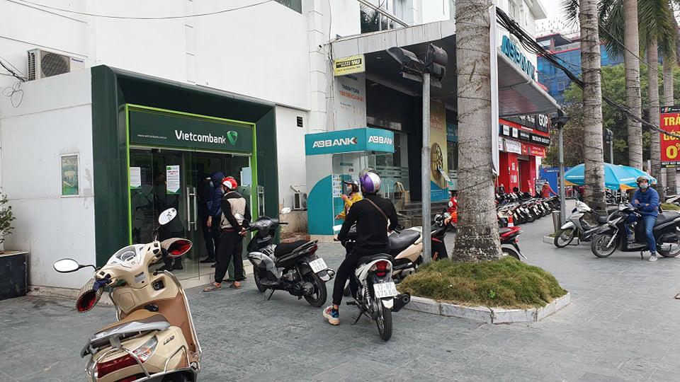 Ngân hàng đón đầu, nhiều khách hàng vẫn “khóc ròng” vì ATM &quot;tắc đường&quot; - Ảnh 3.