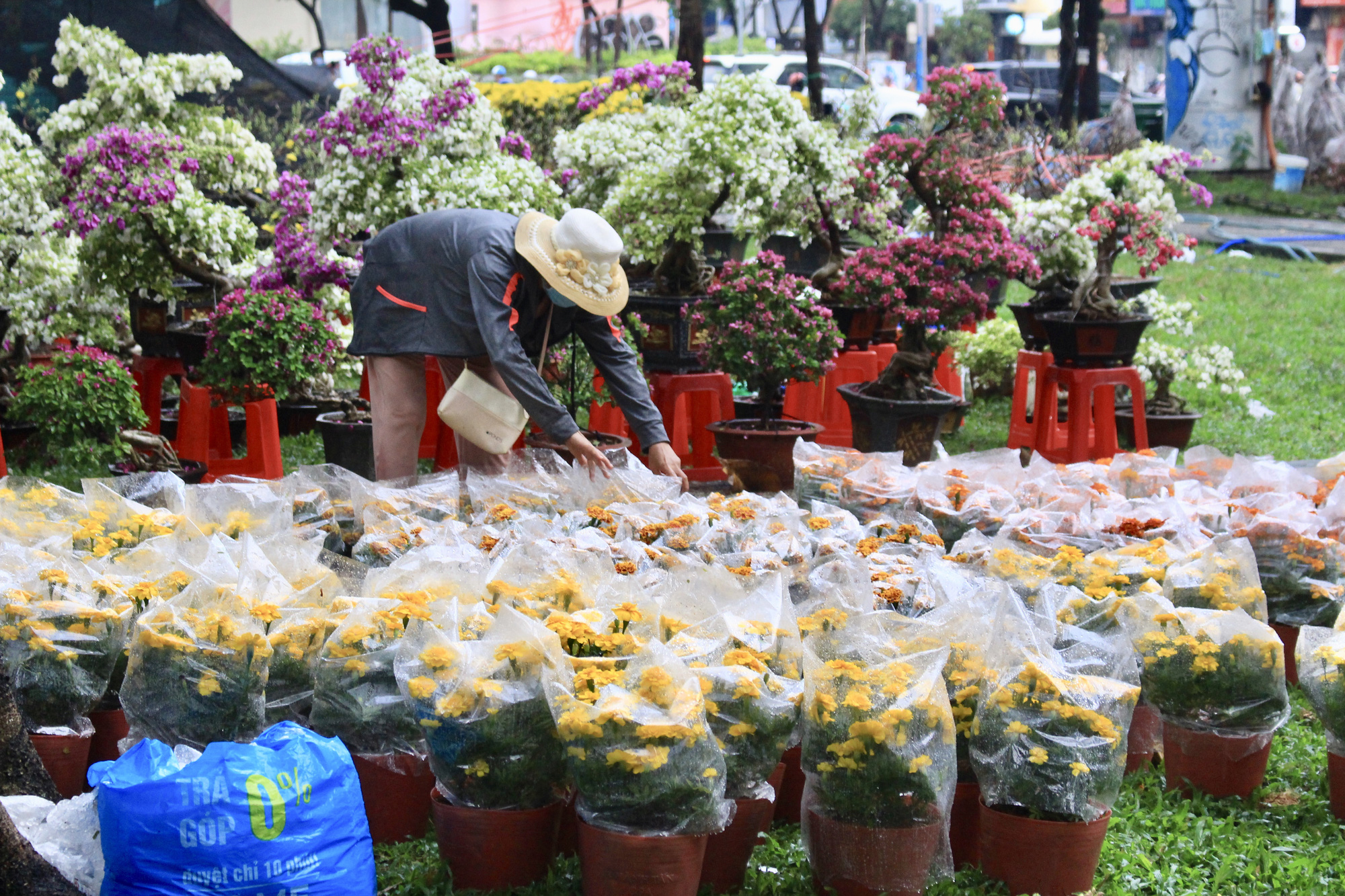 TP.HCM mưa lớn chiều 27 Tết, người bán hoa nháo nhào, đã lo càng thêm lo - Ảnh 5.