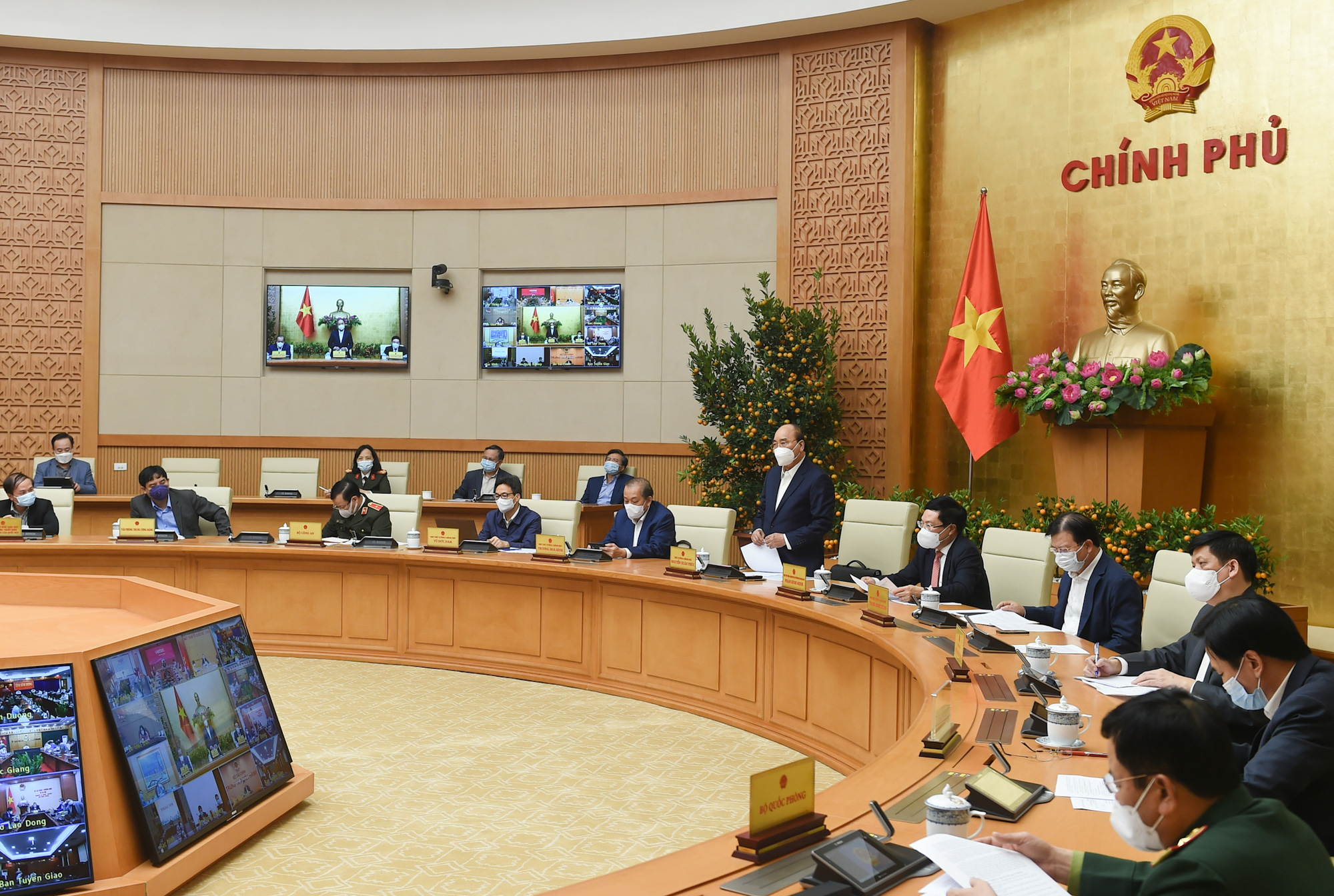 Chủ tịch TP.HCM, Hà Nội và các tỉnh có ổ dịch Covid-19 được áp dụng các biện pháp mạnh để ngăn chặn - Ảnh 1.