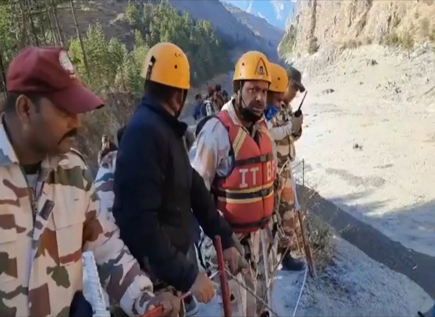 Lực lượng cứu hộ Ấn Độ tìm kiếm những người sống sót sau thảm họa sông băng - Ảnh 3.