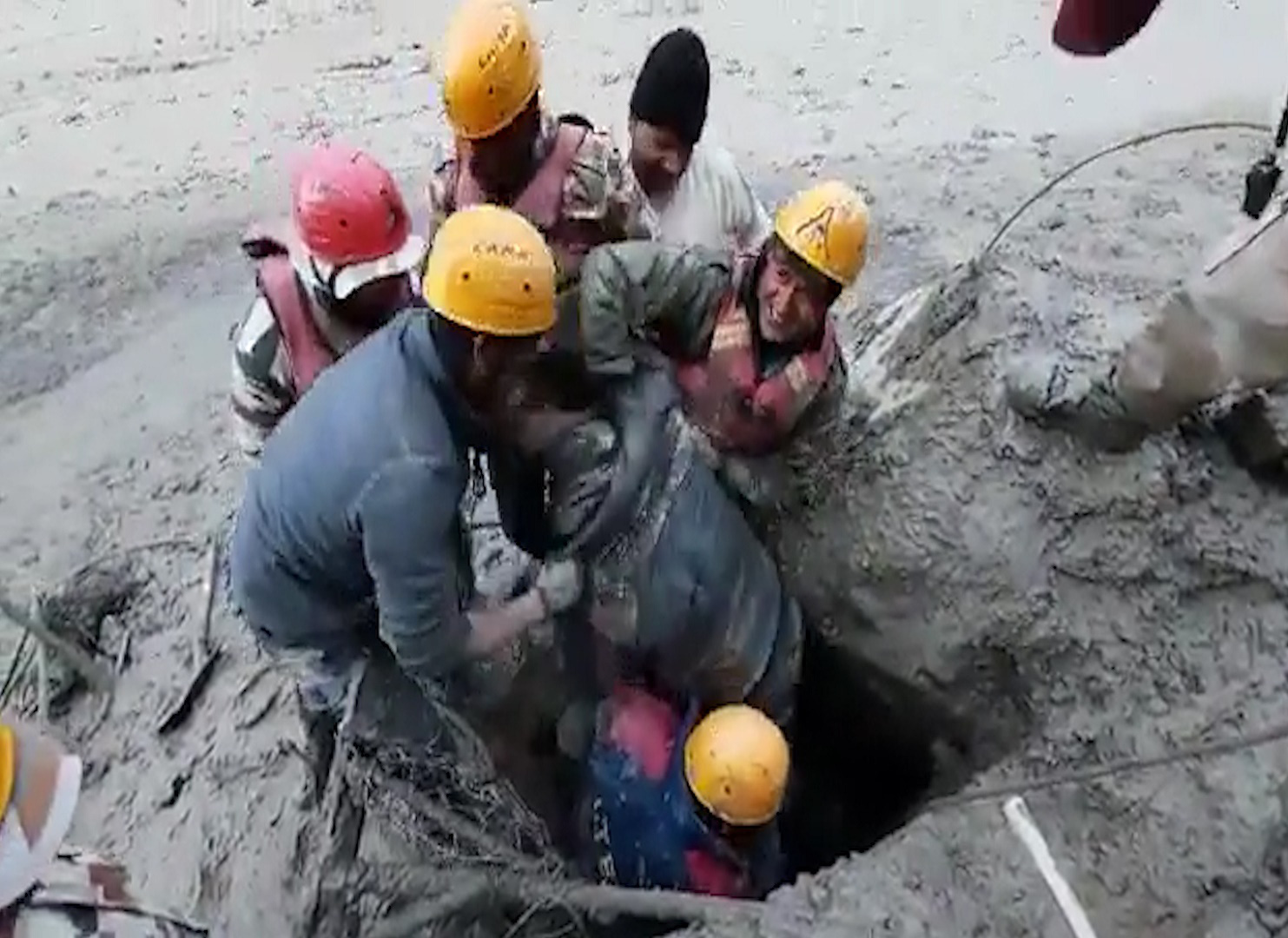 Lực lượng cứu hộ Ấn Độ tìm kiếm những người sống sót sau thảm họa sông băng - Ảnh 4.