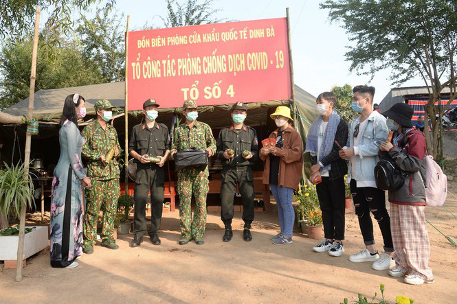 Cảm động cô giáo một chân mang bánh tét, thịt kho tiếp sức bộ đội chống dịch - Ảnh 8.