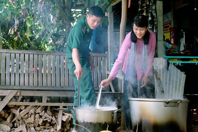 Cảm động cô giáo một chân mang bánh tét, thịt kho tiếp sức bộ đội chống dịch - Ảnh 3.