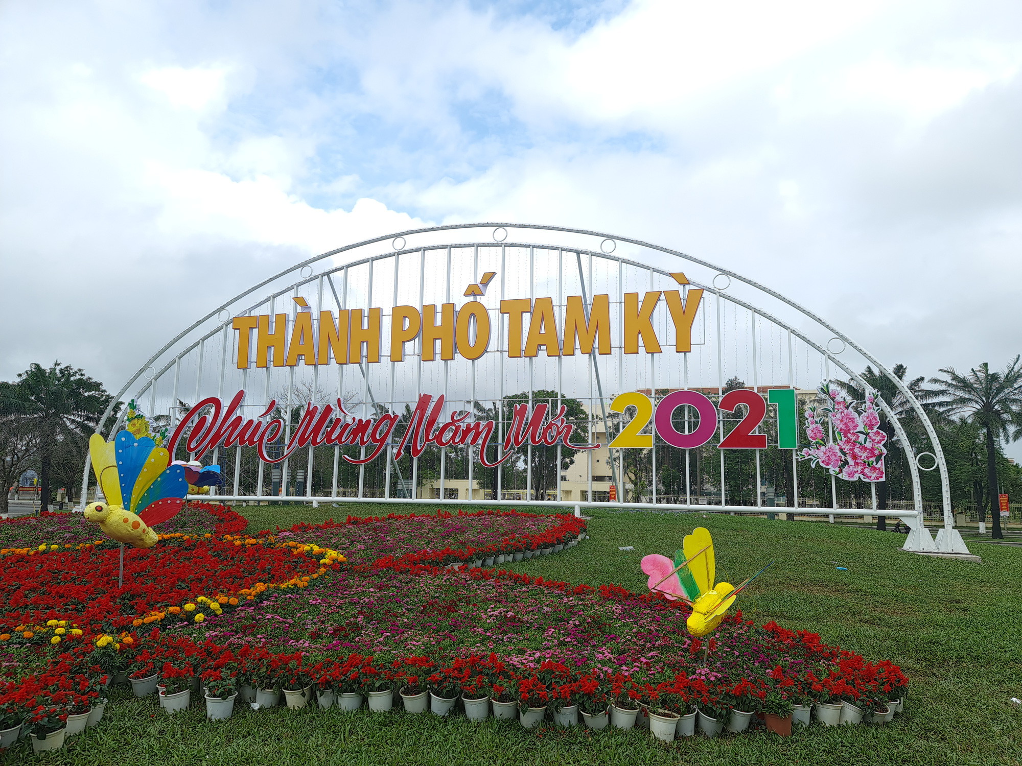 Quảng trường lớn nhất tỉnh Quảng Nam được trang trí bằng đồ nhà nông và hàng chục loại hoa sắc sảo - Ảnh 1.
