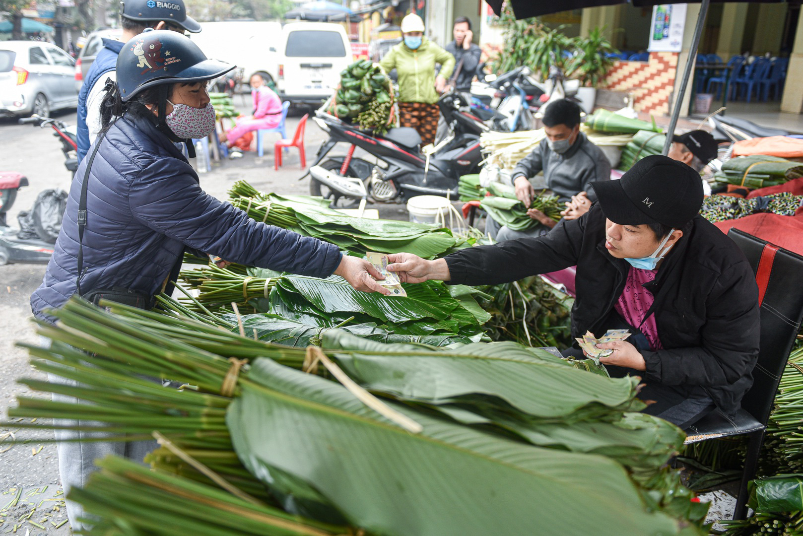 Phiên chợ họp ngày cuối năm, chỉ bán lá dong rừng, lạt tre ở Hà Nội - Ảnh 9.