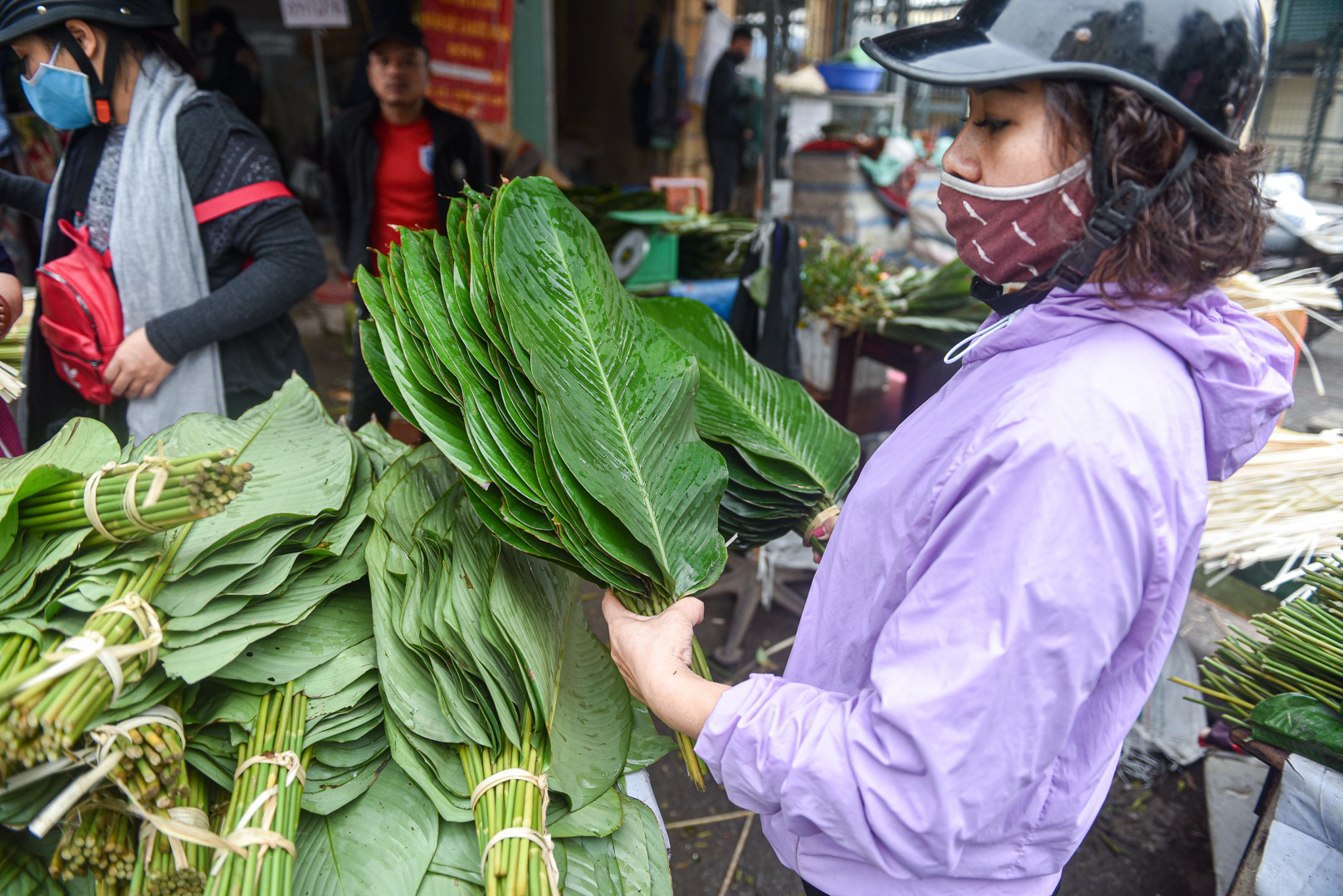 Phiên chợ họp ngày cuối năm, chỉ bán lá dong rừng, lạt tre ở Hà Nội - Ảnh 7.