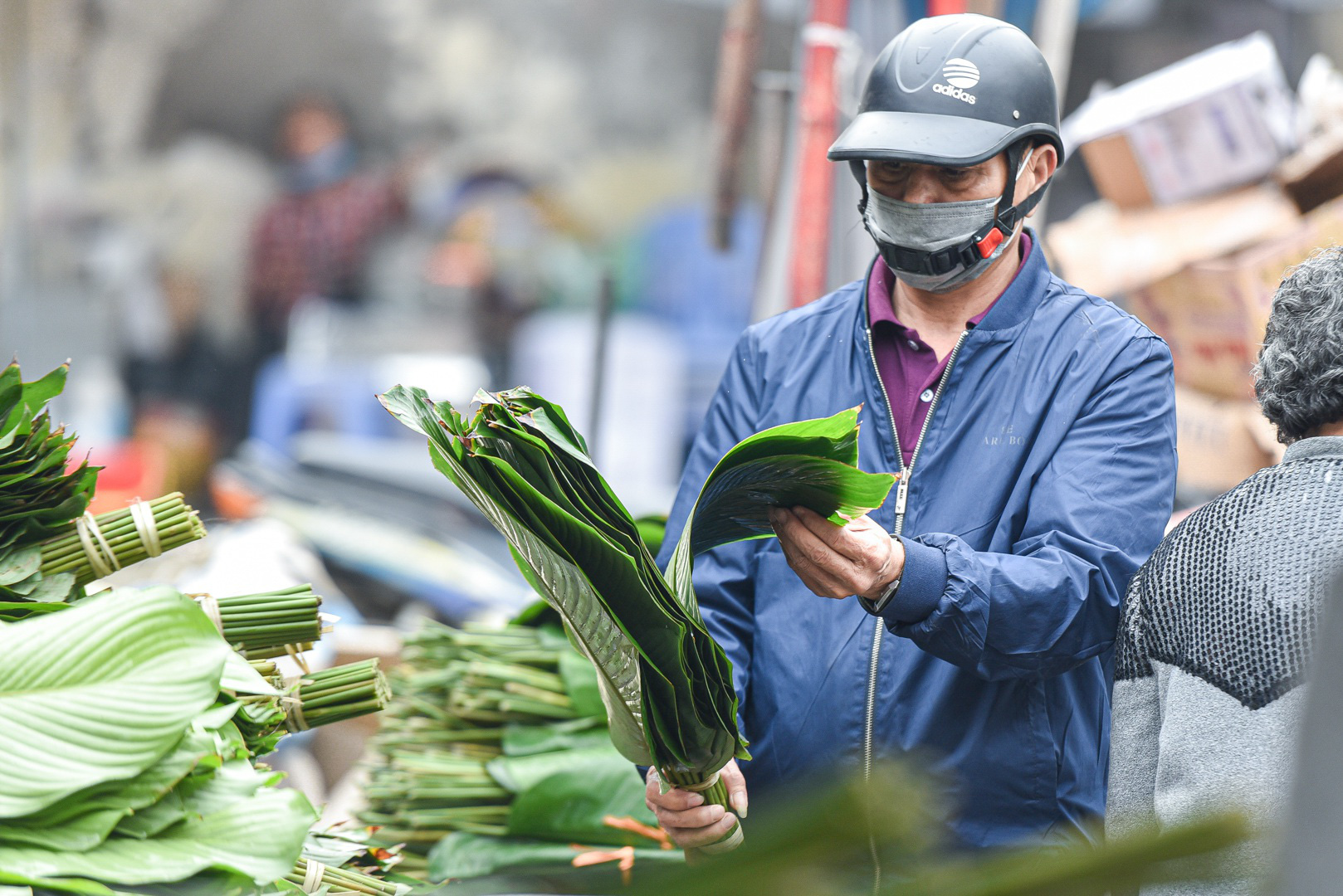 Phiên chợ họp ngày cuối năm, chỉ bán lá dong rừng, lạt tre ở Hà Nội - Ảnh 6.