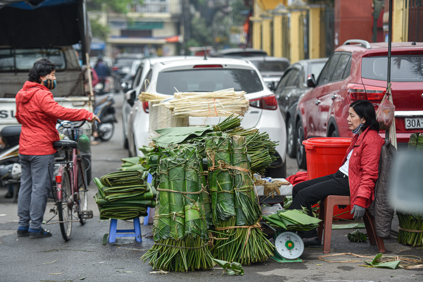 Phiên chợ họp ngày cuối năm, chỉ bán lá dong rừng, lạt tre ở Hà Nội - Ảnh 11.