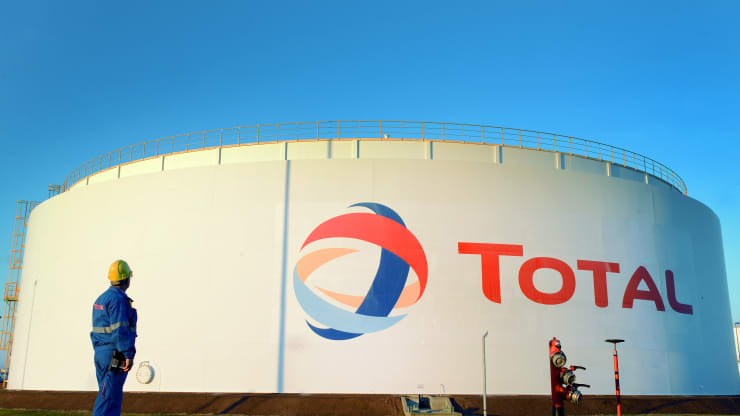 Gã khổng lồ dầu khí Total báo cáo lợi nhuận ròng bốc hơi 66% vào năm ngoái  - Ảnh 1.