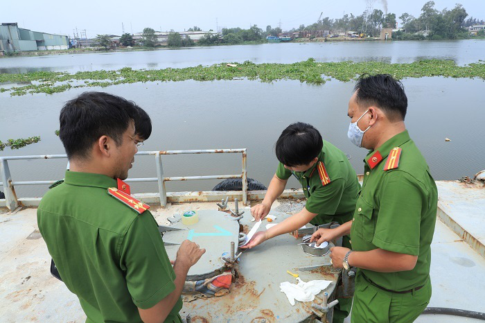 500 cảnh sát vây bắt đường dây làm xăng giả cả trăm triệu lít, thu giữ hơn 100 tỷ đồng tiền mặt - Ảnh 3.