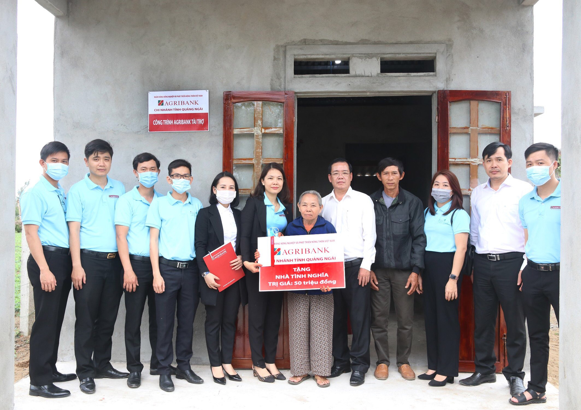 Agribank Quảng Ngãi trao nhà nhân ái cho người nghèo - Ảnh 2.