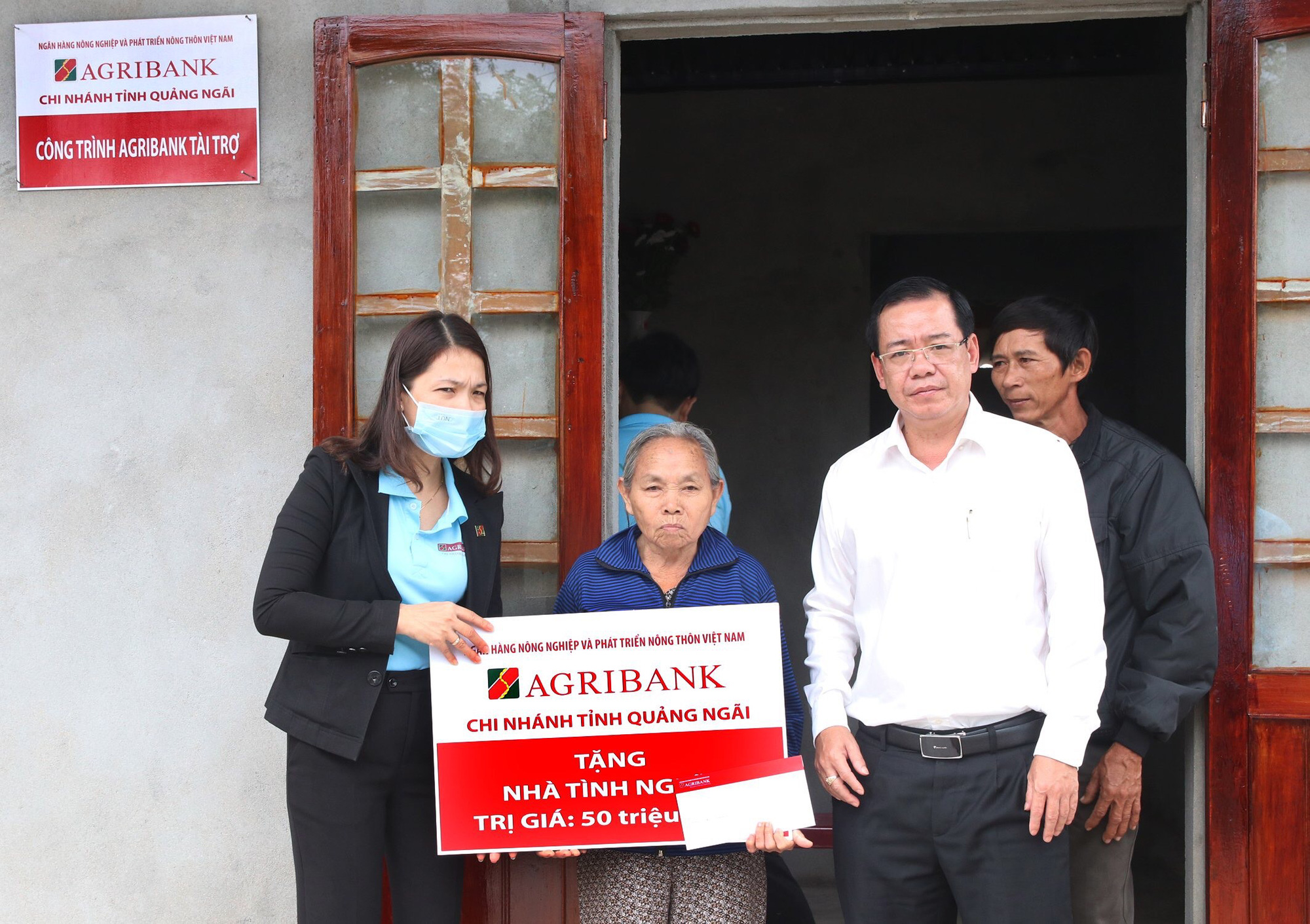 Agribank Quảng Ngãi trao nhà nhân ái cho người nghèo - Ảnh 1.