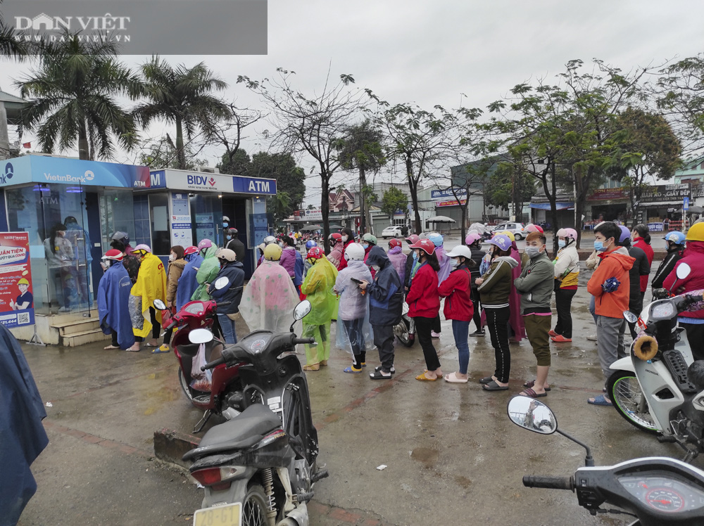 Công nhân đội mưa, xếp hàng dài rút tiền ở cây ATM ngày cận Tết Nguyên đán 2021 - Ảnh 4.