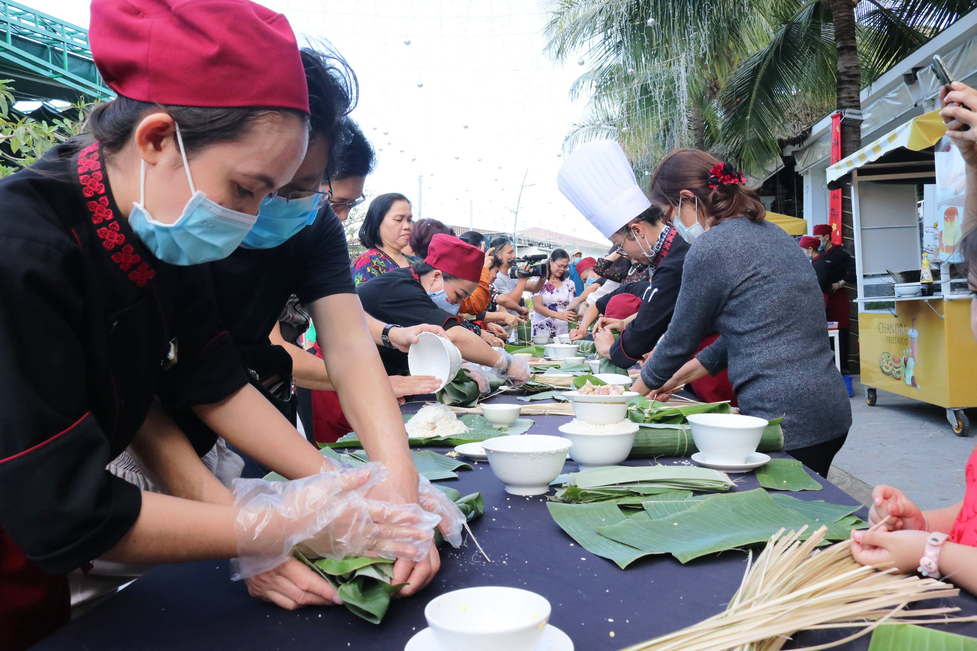 Đến Champa Island Nha Trang: Trải nghiệm &quot;Nấu bánh tét -trở về Tết xưa&quot; - Ảnh 2.