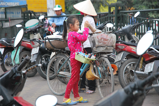 Xót xa hình ảnh những đứa trẻ bán hàng rong giữa chiều 28 Tết rét buốt - Ảnh 3.
