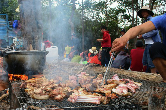 Bình Thuận: Dân ầm ầm đến xem dòng suối kỳ lạ khói bốc nghi ngút, nước sôi sủi bọt có thể luộc chín trứng - Ảnh 10.