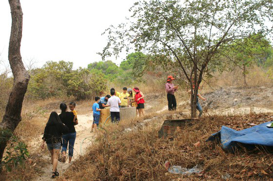 Bình Thuận: Dân ầm ầm đến xem dòng suối kỳ lạ khói bốc nghi ngút, nước sôi sủi bọt có thể luộc chín trứng - Ảnh 1.