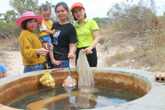 Bình Thuận: Dân ầm ầm đến xem dòng suối kỳ lạ khói bốc nghi ngút, nước sôi sủi bọt có thể luộc chín trứng - Ảnh 3.