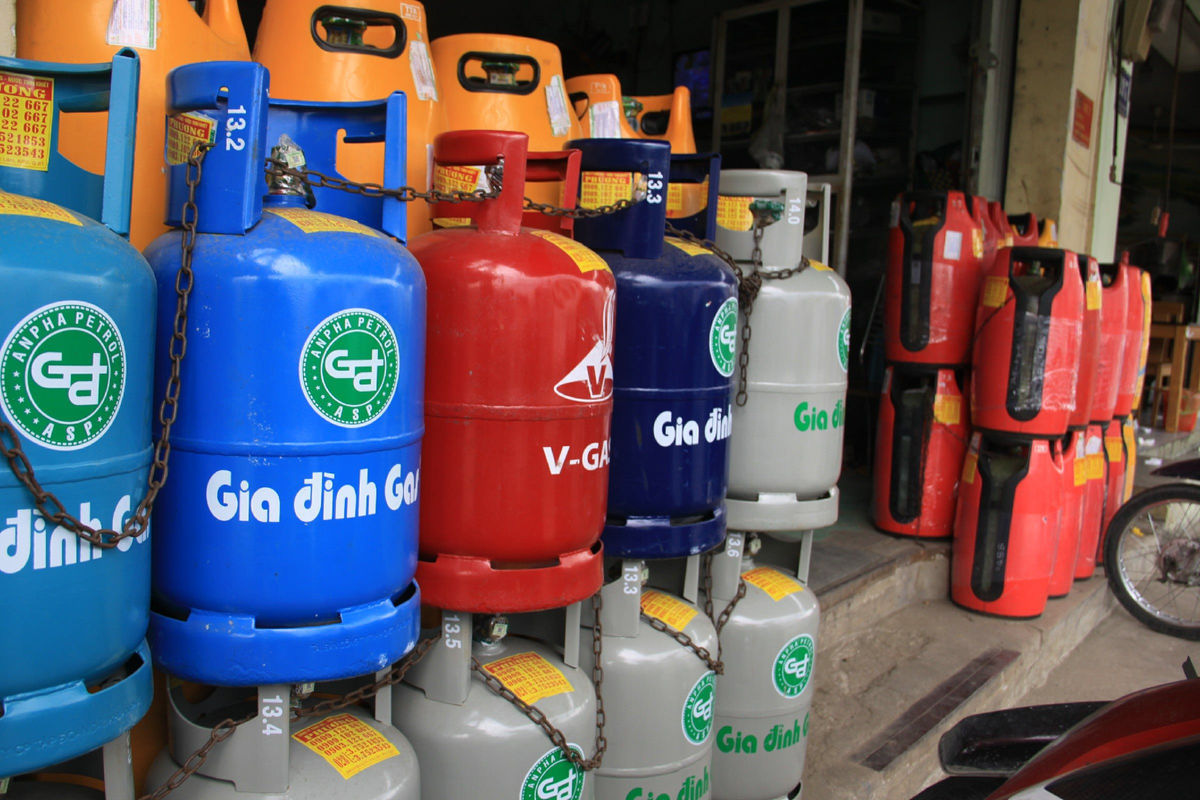 Giá gas lại tăng, vượt hơn 400.000 đồng/bình - Ảnh 1.