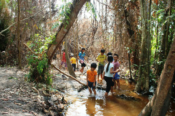 Bình Thuận: Dân ầm ầm đến xem dòng suối kỳ lạ khói bốc nghi ngút, nước sôi sủi bọt có thể luộc chín trứng - Ảnh 9.