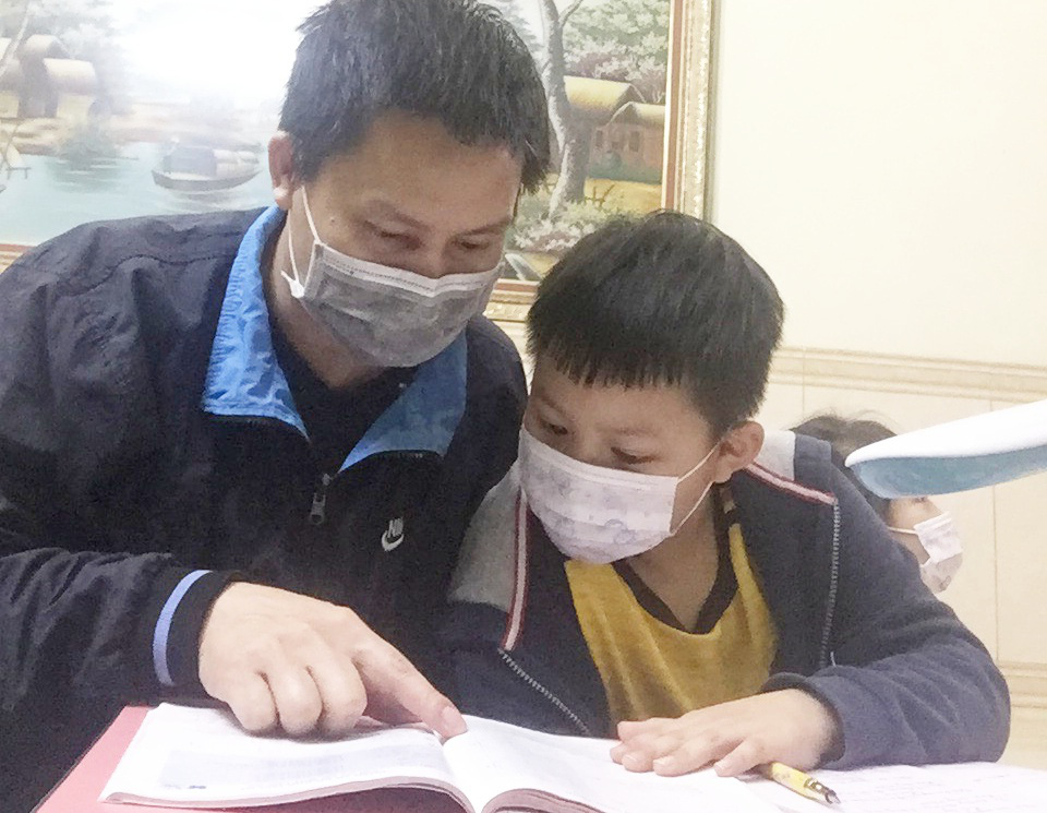 Nam sinh lớp 3 nhiễm Covid-19 ở Hà Nội: 'Không được đến trường cùng các bạn con thấy buồn' - Ảnh 1.