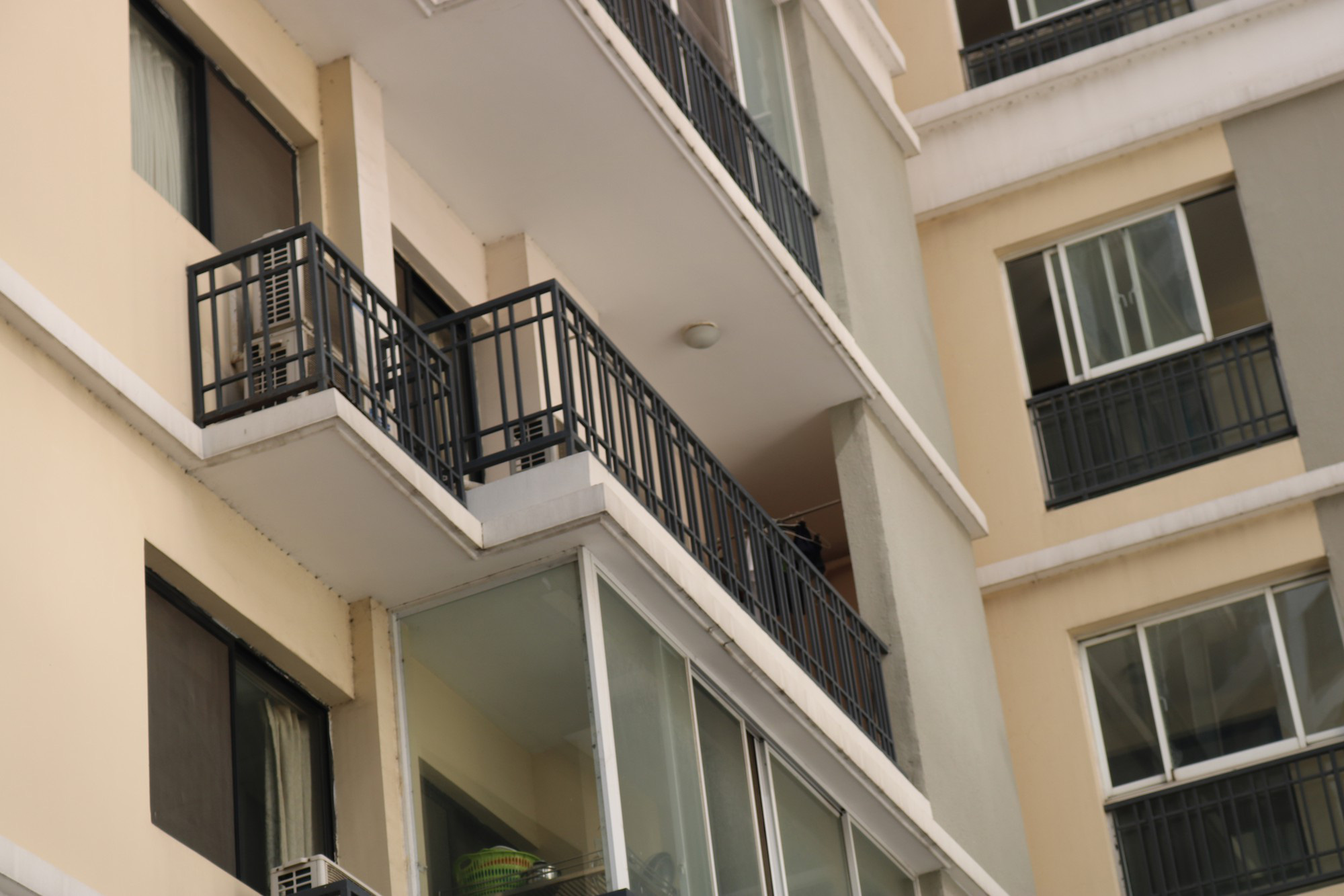Công an quận Thanh Xuân khuyến cáo an toàn cho trẻ em tại các khu chung cư cao tầng - Ảnh 2.