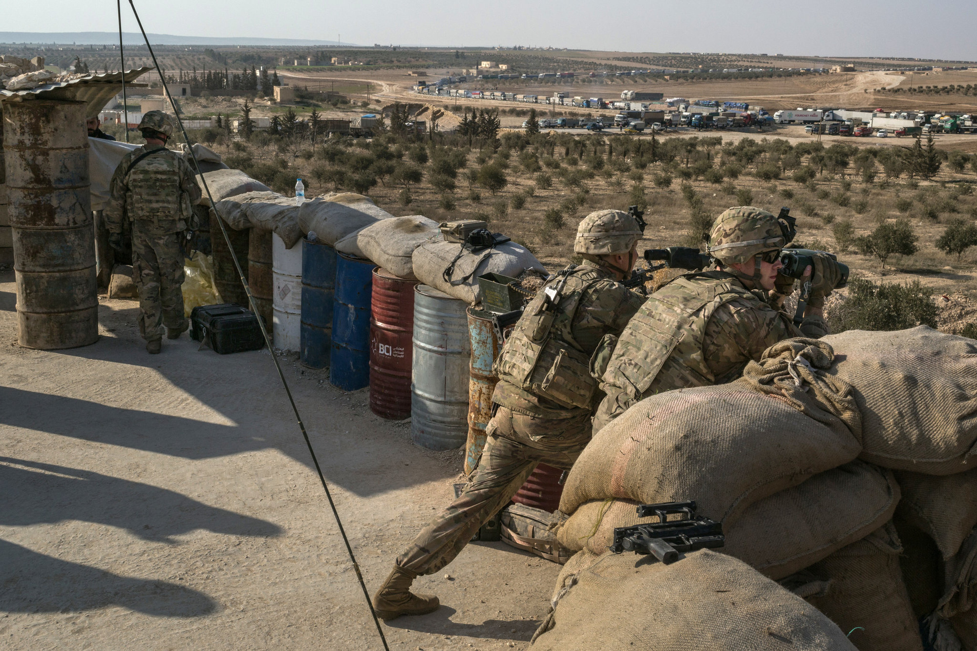 Mỹ lén đưa 10 tay súng IS khỏi căn cứ bất hợp pháp ở Syria - Ảnh 1.