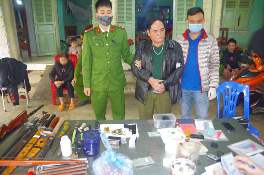 Thái Nguyên: Thu giữ nhiều vũ khí nguy hiểm tại nhà đối tượng mua bán trái phép ma túy  - Ảnh 2.